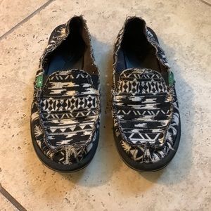 Size 8 Black and White Sanuks